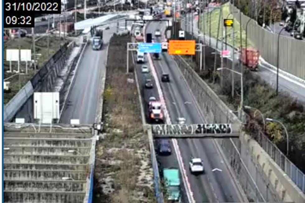 Trafic sur l'autoroute 25 \u00e0 la hauteur du Tunnel Louis-Hippolyte La Fontaine.