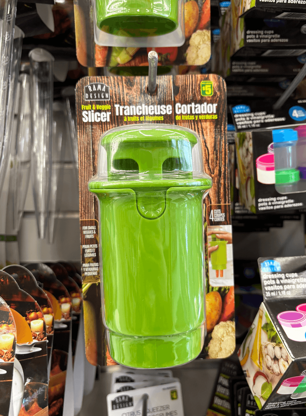 Trancheuse \u00e0 fruits et l\u00e9gumes sur les \u00e9tag\u00e8res du Dollarama.