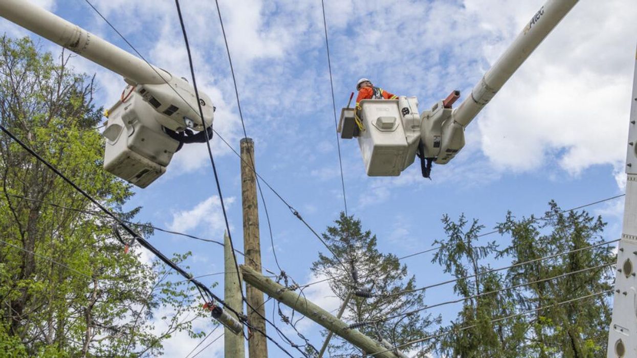 Travailleur d'Hydro-Québec réparant une panne.