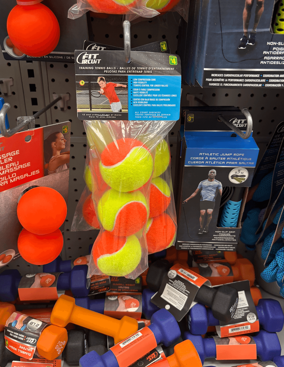 Trio de balles de tennis sur les \u00e9tag\u00e8res du Dollarama.