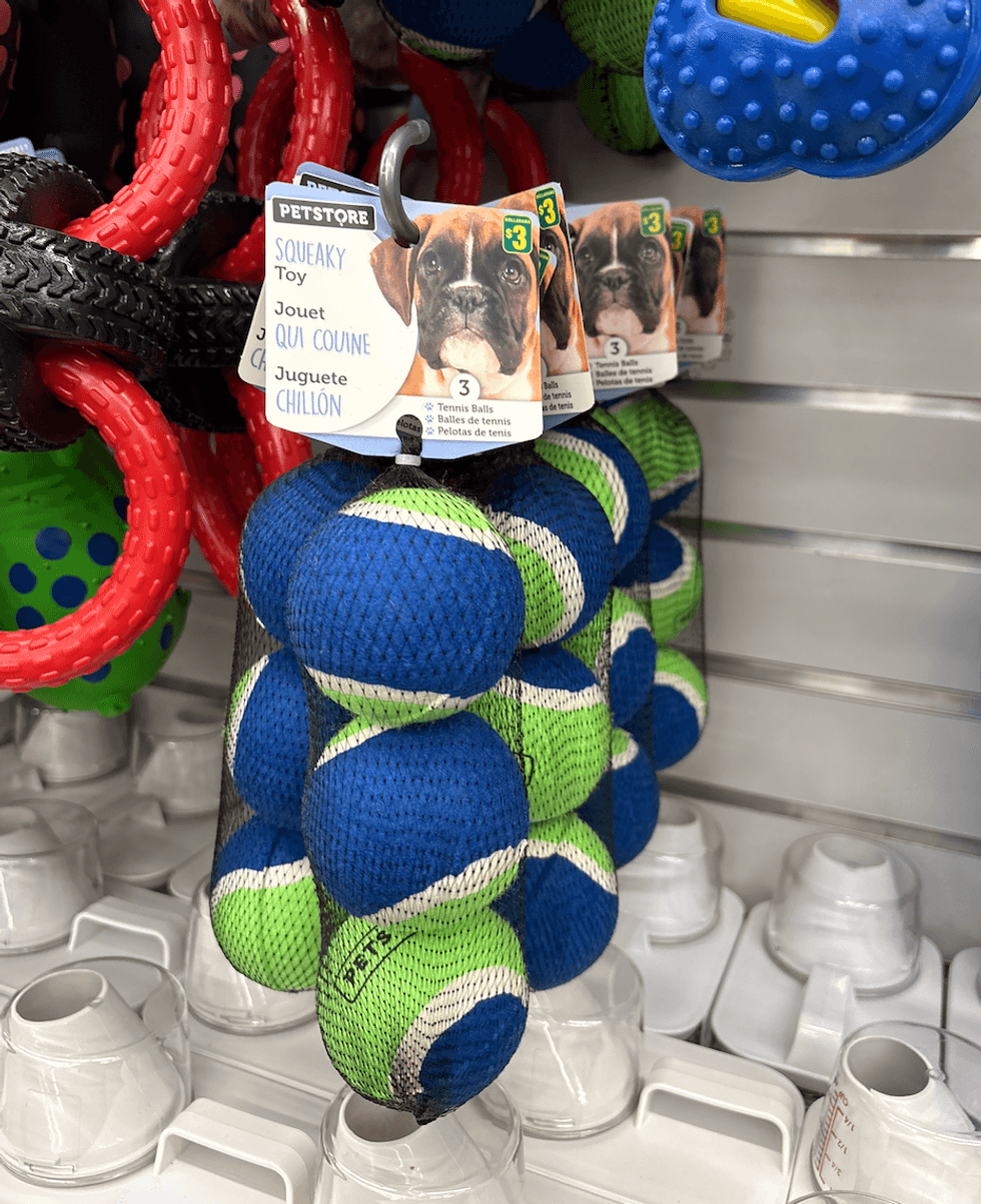 Trio de balles qui couinent pour chien sur les \u00e9tag\u00e8res du Dollarama.