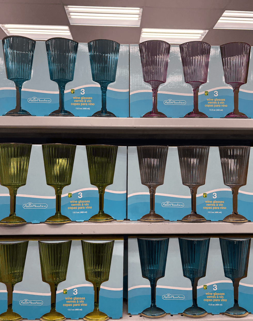Trio de verres \u00e0 vin en plastique sur les tablettes du Dollarama.