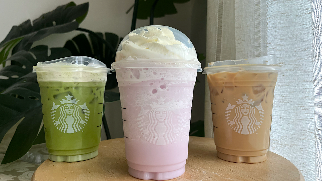 Trois boissons dans des verres transparents Starbucks : un matcha latte glacé, un crème à la lavande, et un café glacé.