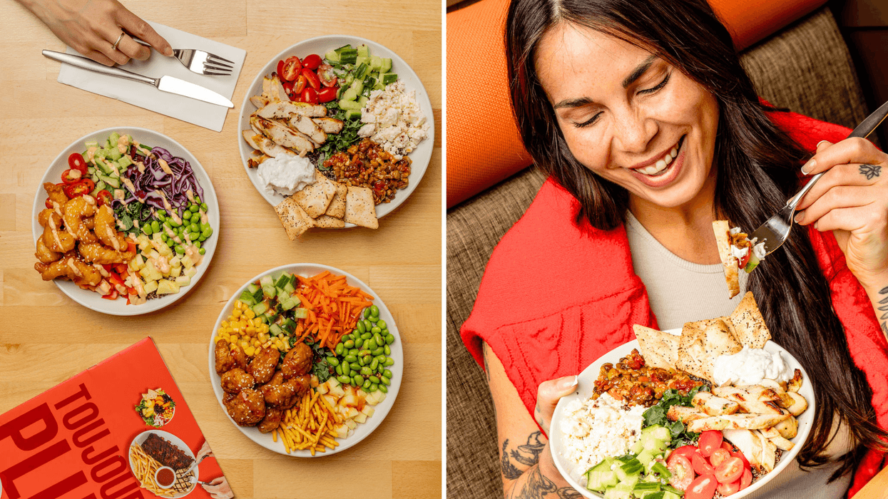 Trois bols-repas garnis de poulet et de légumes frais. Droite: Personne dégustant un bol-repas au poulet et aux légumes frais.