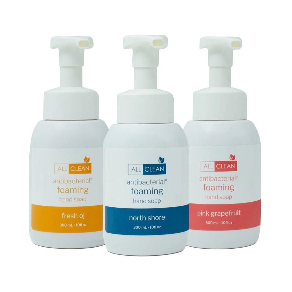 Trois bouteilles de savon moussant antibact\u00e9rien All Clean Natural.