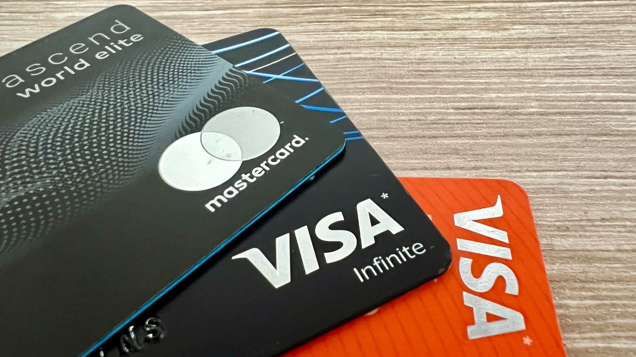 Trois cartes de crédit placées sur une surface plane.