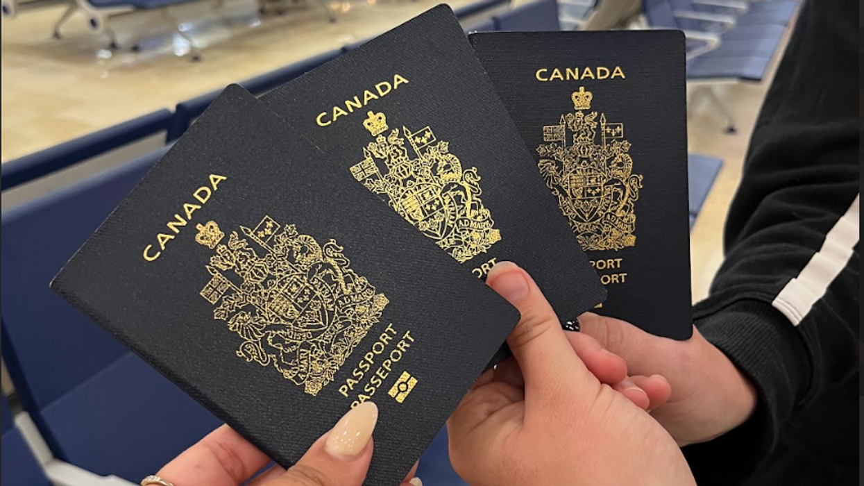 Trois passeports canadiens à l'aéroport de Montréal.