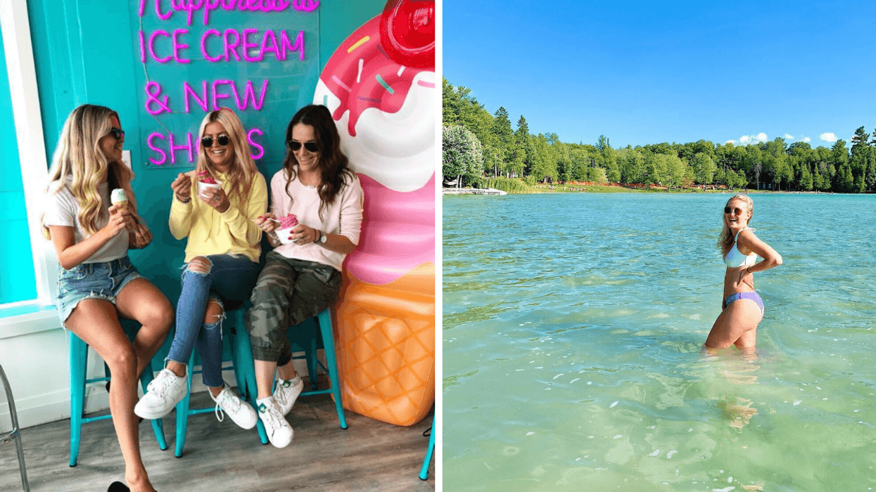 Trois personnes à une crémerie, une crème glacée à la main. Droite : Une personne dans l'eau turquoise.