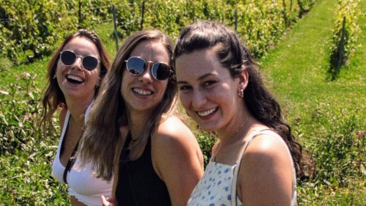 Trois personnes au Vignoble de Sainte-Pétronille.