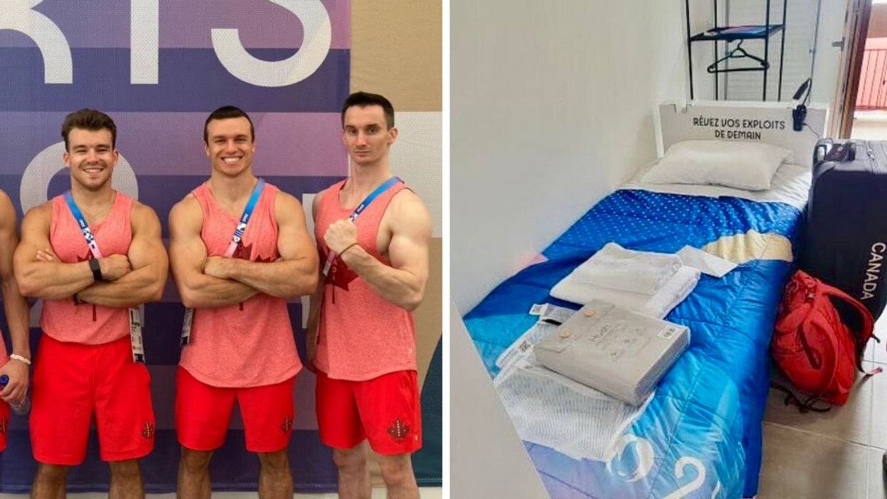 Trois personnes habillées en rouge posent debout avec des cartes accrochées à leur cou. Droite : Un lit simple avec un couvre-lit bleu et une tête de lit où il est écrit « Rêvez vos exploits de demain ».