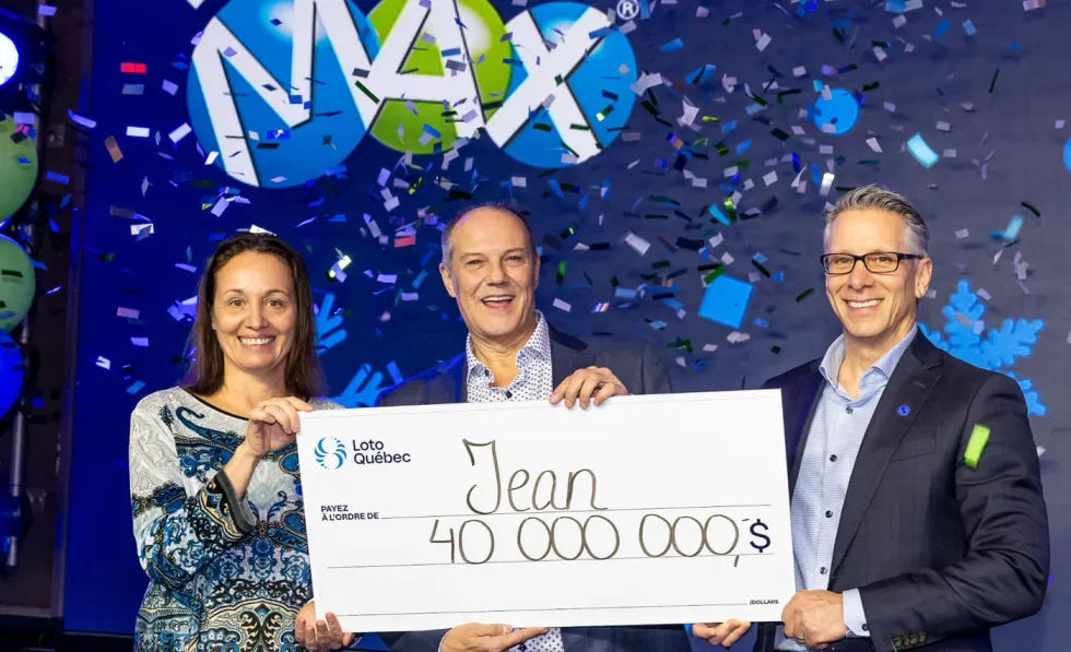 Trois personnes tiennent un ch\u00e8que de 40 M$ de Loto-Qu\u00e9bec.