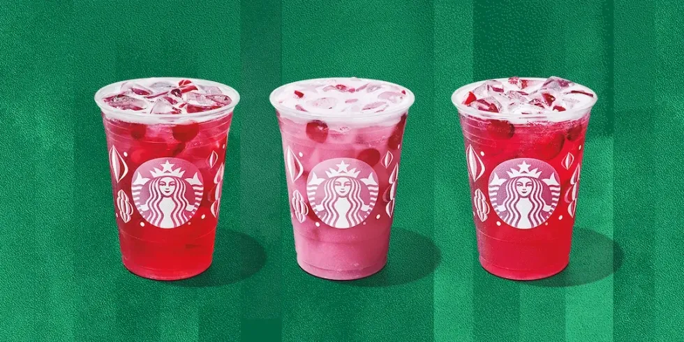 Trois Refreshers du temps des F\u00eates du Starbucks, \u00e0 base de canneberge et d'orange.