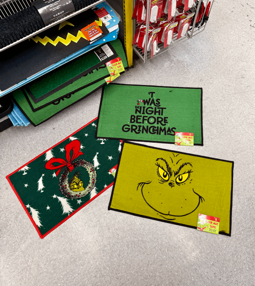 Trois tapis de No\u00ebl \u00e0 l'effigie du Grincheux, offerts chez Dollarama, avec des motifs festifs et des couleurs vertes et rouges.