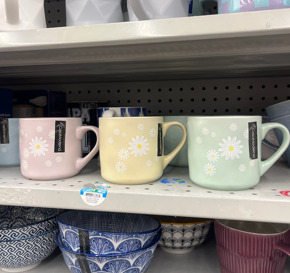 Trois tasses \u00e0 fleurs aux couleurs pastels au Dollarama.