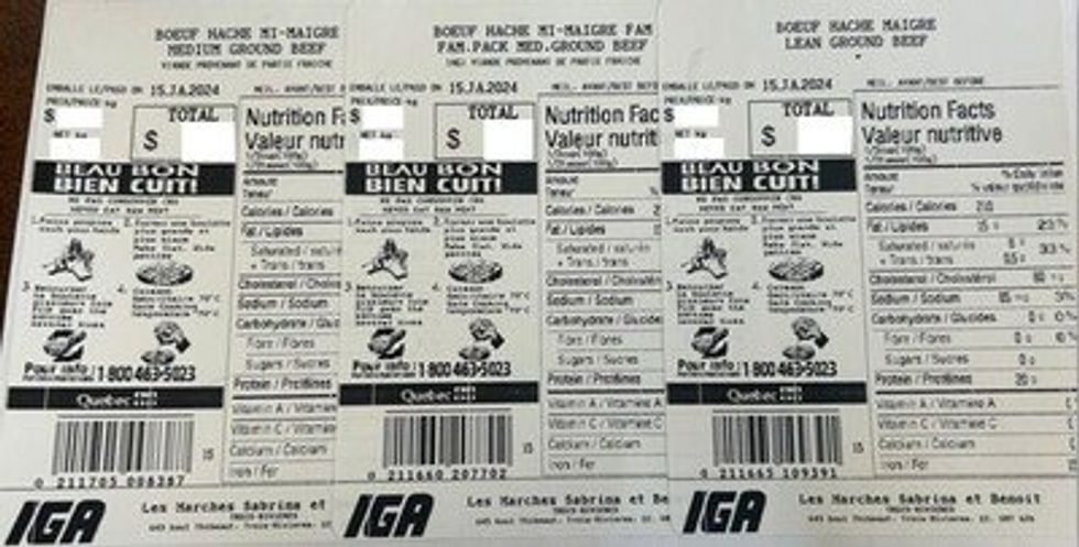 Trois \u00e9tiquettes de boeuf hach\u00e9 de l'\u00e9picerie IGA.