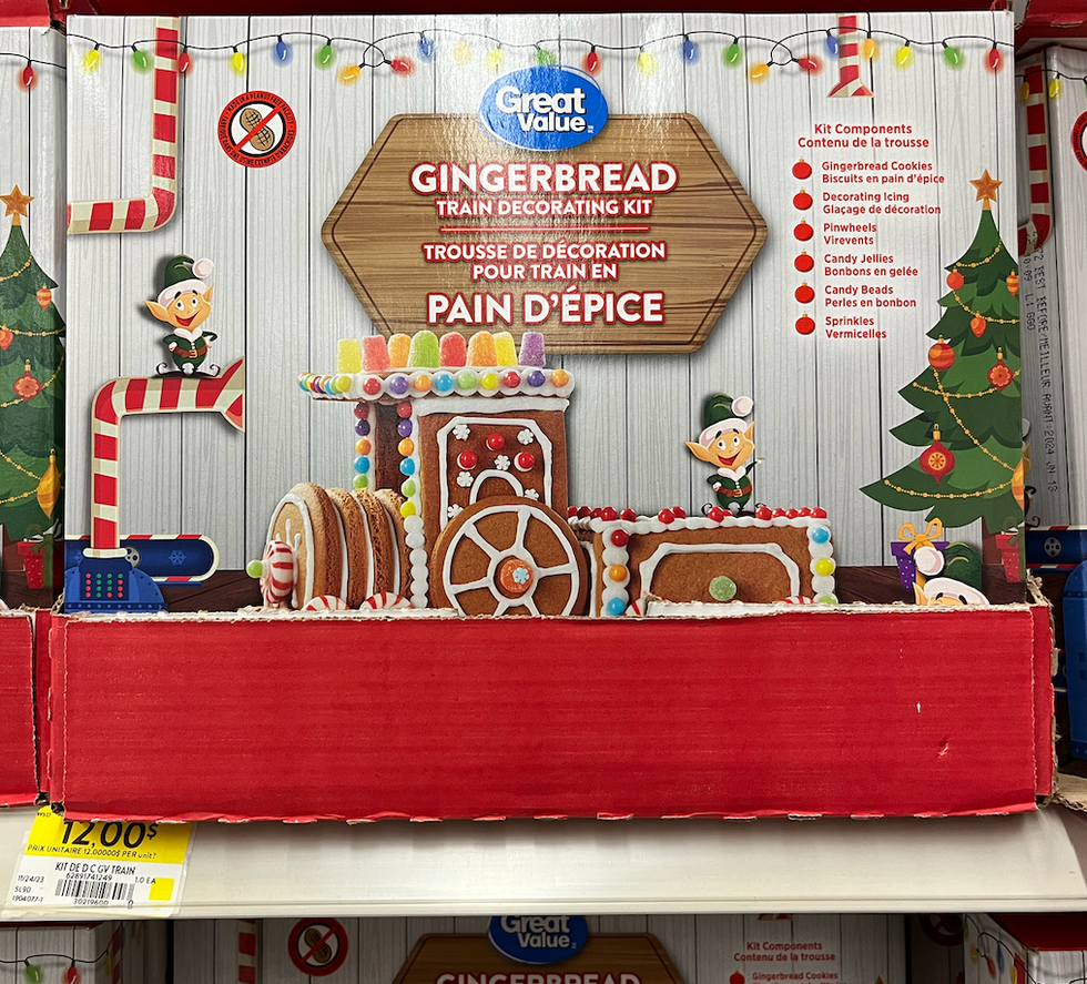 Trousse de fabrication pour train en pain d'\u00e9pice sur une tablette.