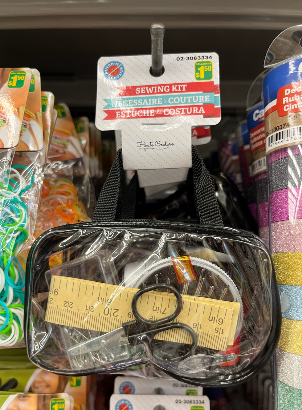 Trousse de n\u00e9cessaire \u00e0 couture comprenant des aiguilles, ciseaux, fils, et plus.