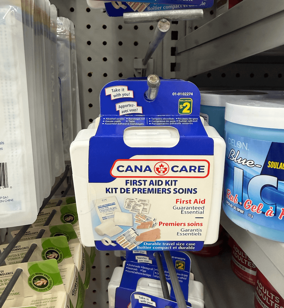 Trousse de premiers soins compacte Cana Care vendue chez Dollarama.