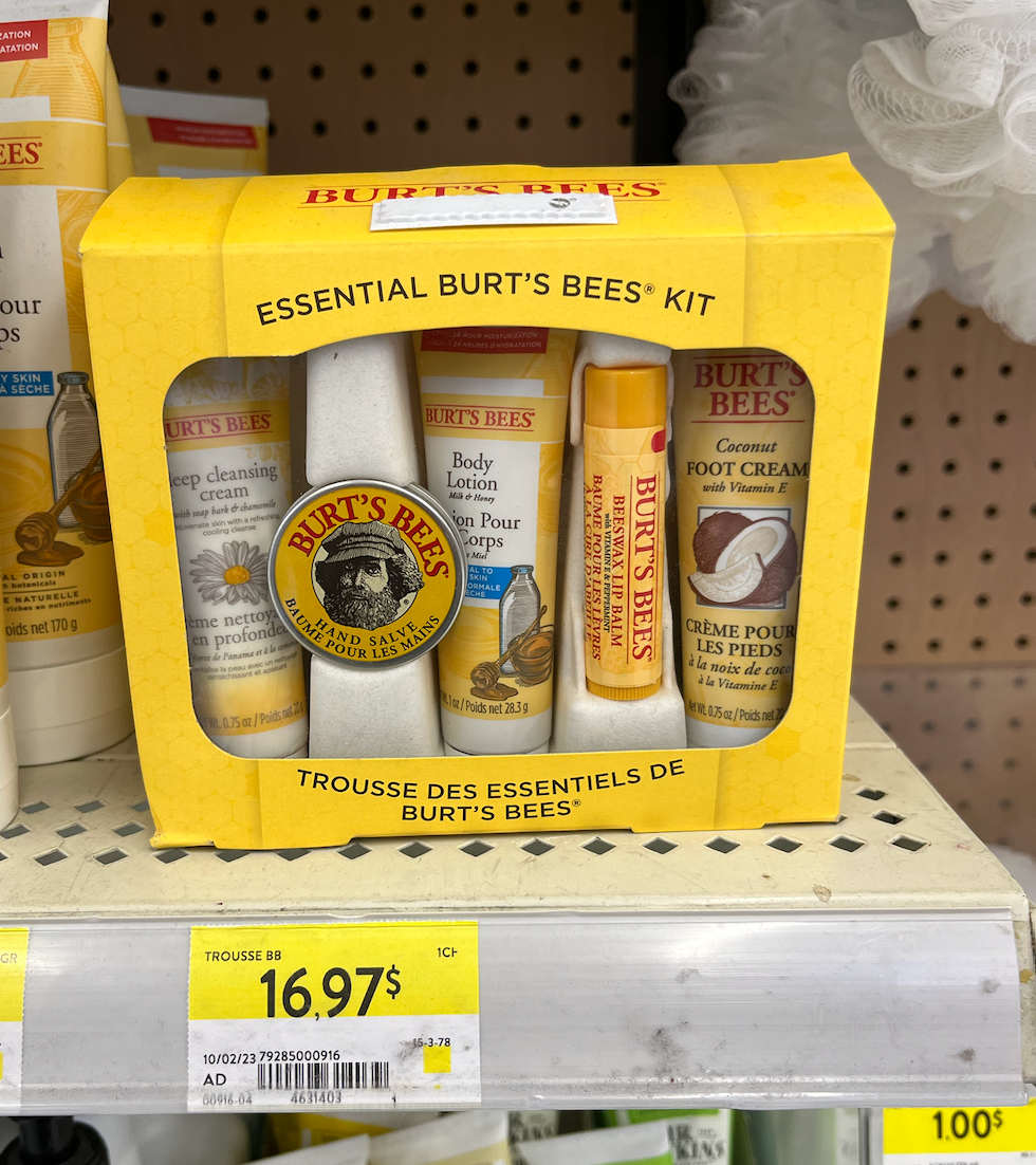 Trousses de produits de beaut\u00e9 sur une tablette.