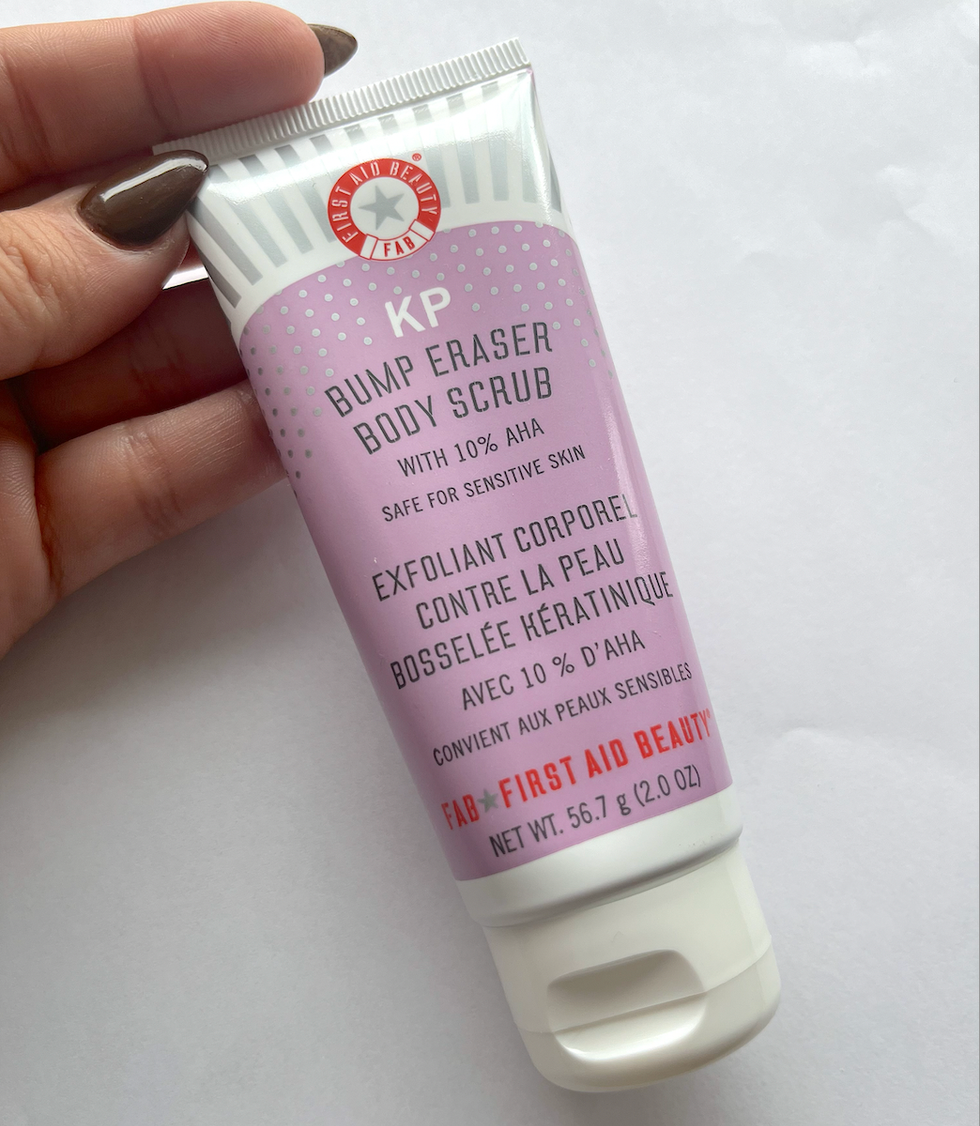 Tube mauve d'exfoliant corporel de First Aid Beauty.