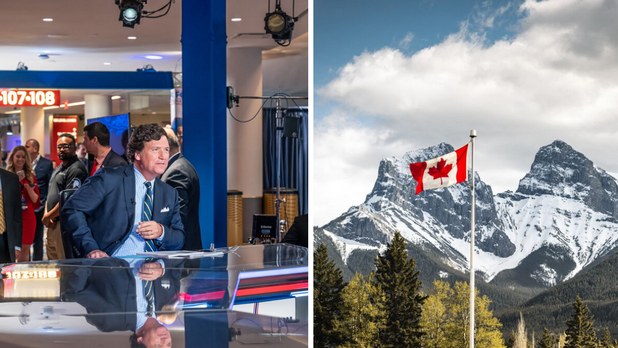 Tucker Carlson. Droite : Drapeau du Canada.