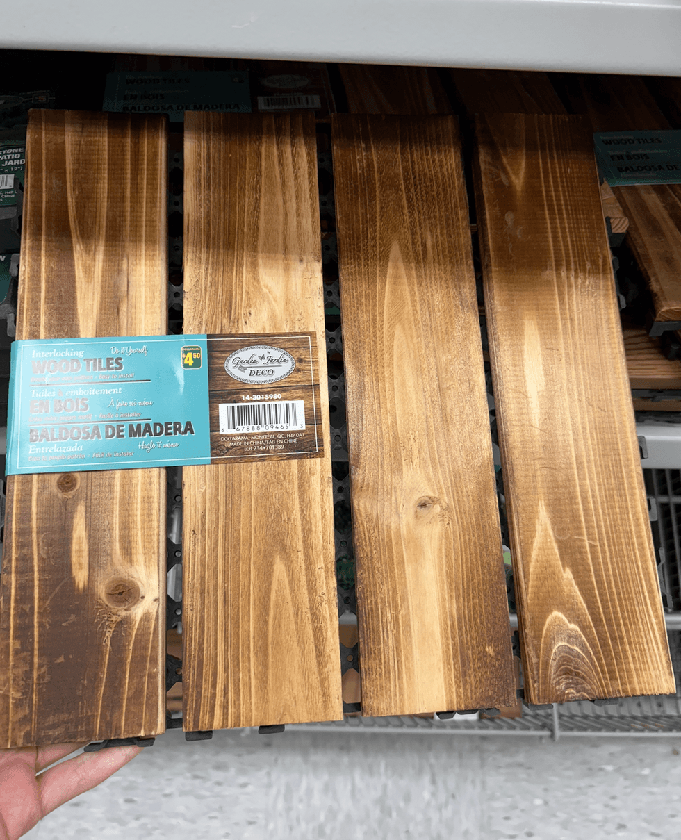 Tuile \u00e0 embo\u00eetement en bois sur les \u00e9tag\u00e8res du Dollarama.