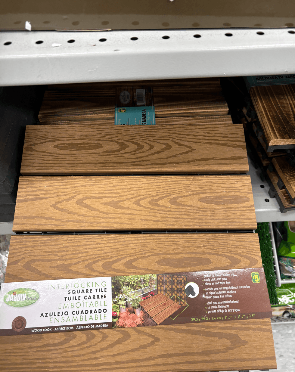 Tuiles carr\u00e9es embo\u00eetables sur les tablettes du Dollarama.