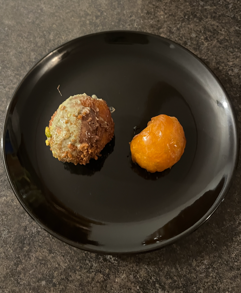 \u00c0 gauche : Beignet Lokma. \u00c0 droite : Beignet Mr. Puffs.