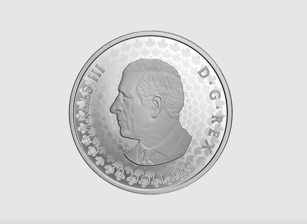 \u00c0 l\u2019avers de la pi\u00e8ce, des anneaux concentriques form\u00e9s de feuilles d\u2019\u00e9rable grav\u00e9es au laser derri\u00e8re le roi Charles III.