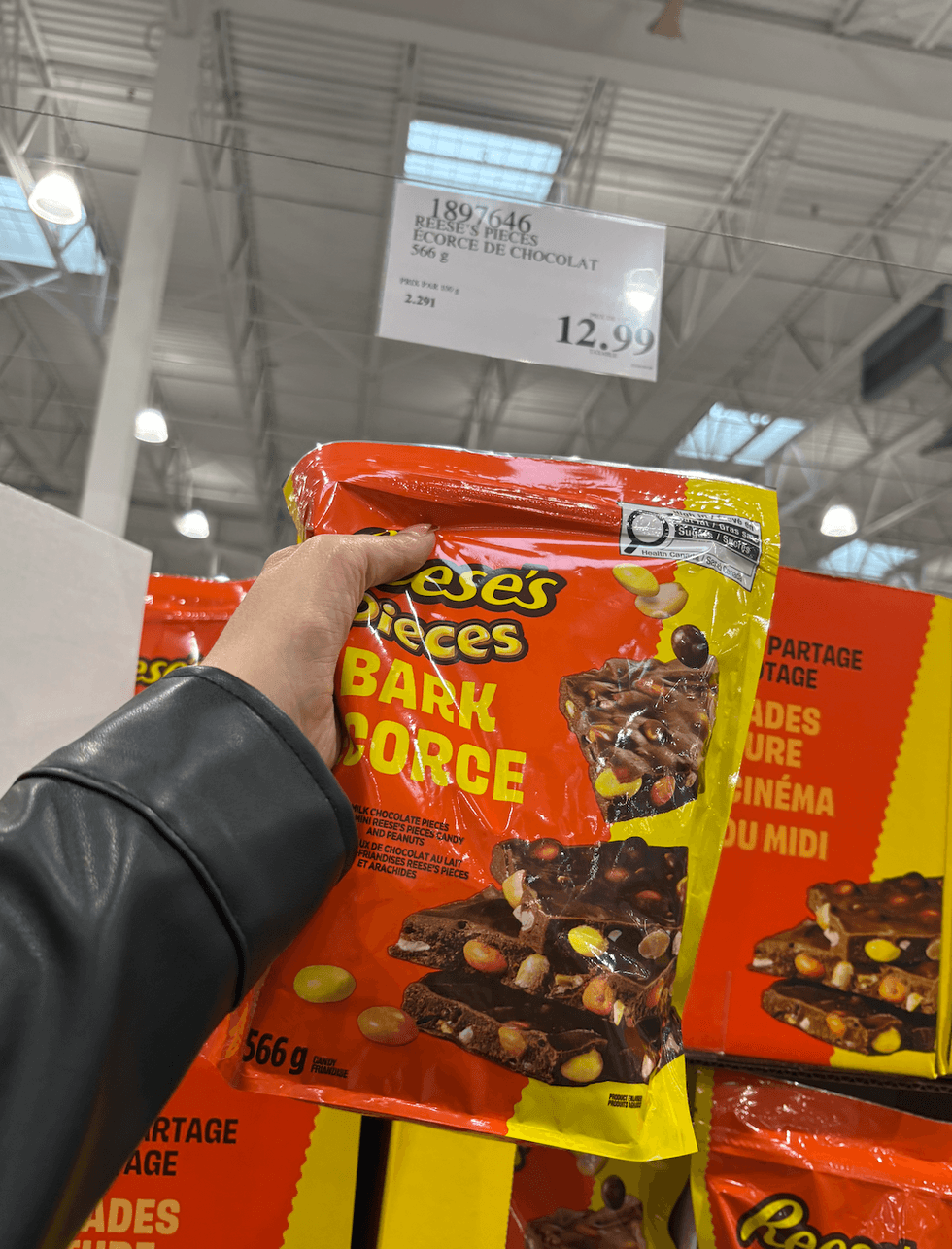 \u00c9corce de chocolat Reese\u2019s Pieces avec morceaux de chocolat et arachides, format de 566 g, au Costco.