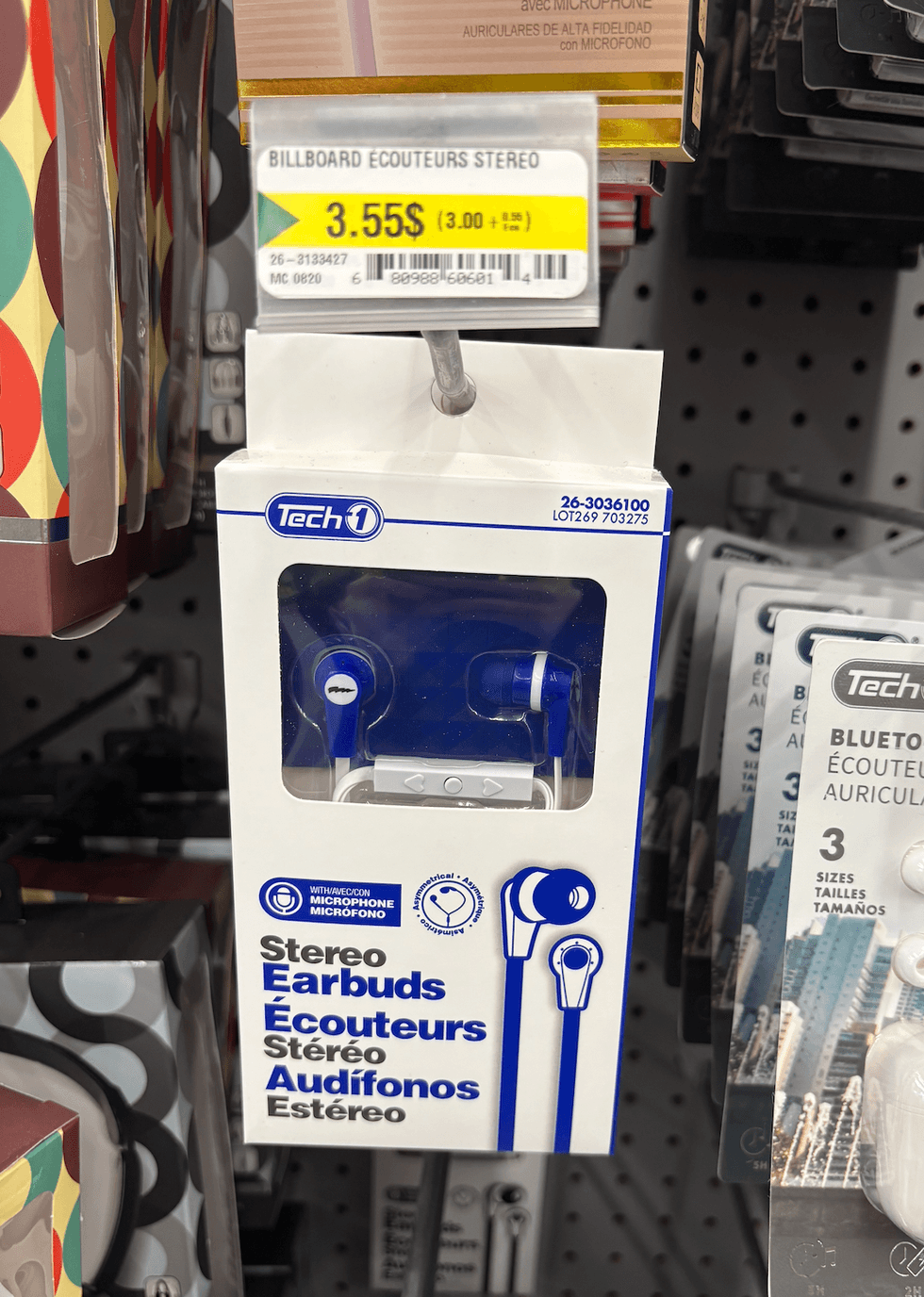 \u00c9couteurs avec fils sur les \u00e9tag\u00e8res du Dollarama.