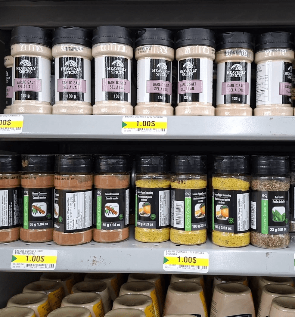 \u00c9pices vari\u00e9s en vente sur les tablettes du Dollarama.