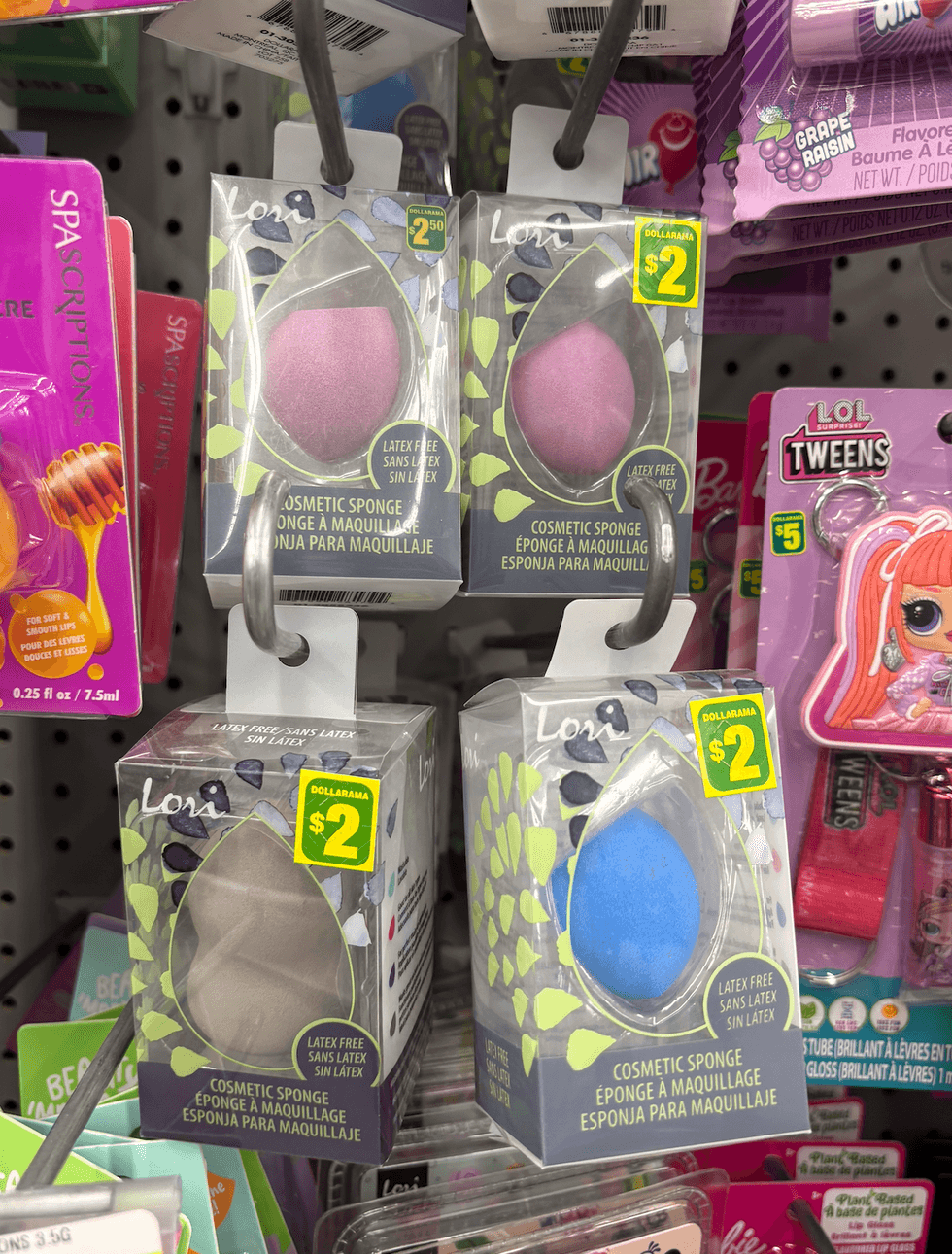 \u00c9ponge \u00e0 maquillage sur les \u00e9tag\u00e8res du Dollarama.