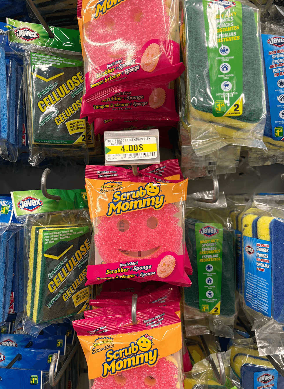 \u00c9ponges Scrub Mommy sur les \u00e9tag\u00e8res du Dollarama.