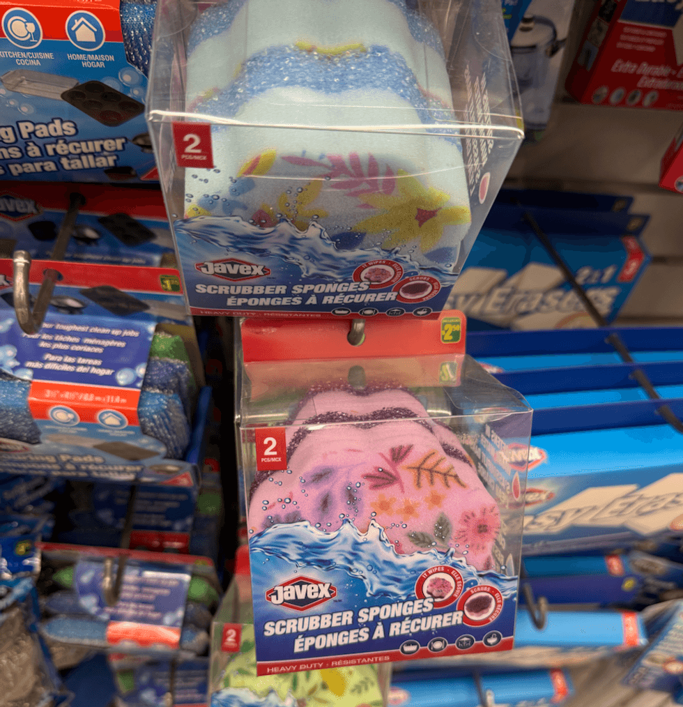 \u00c9ponges \u00e0 r\u00e9curer Javex color\u00e9es en paquet de deux au Dollarama.