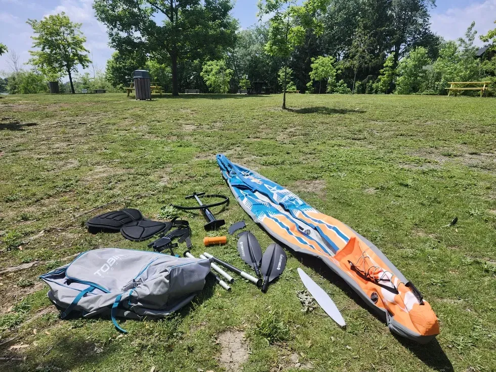 \u00c9quipement complet et kayak gonflable.