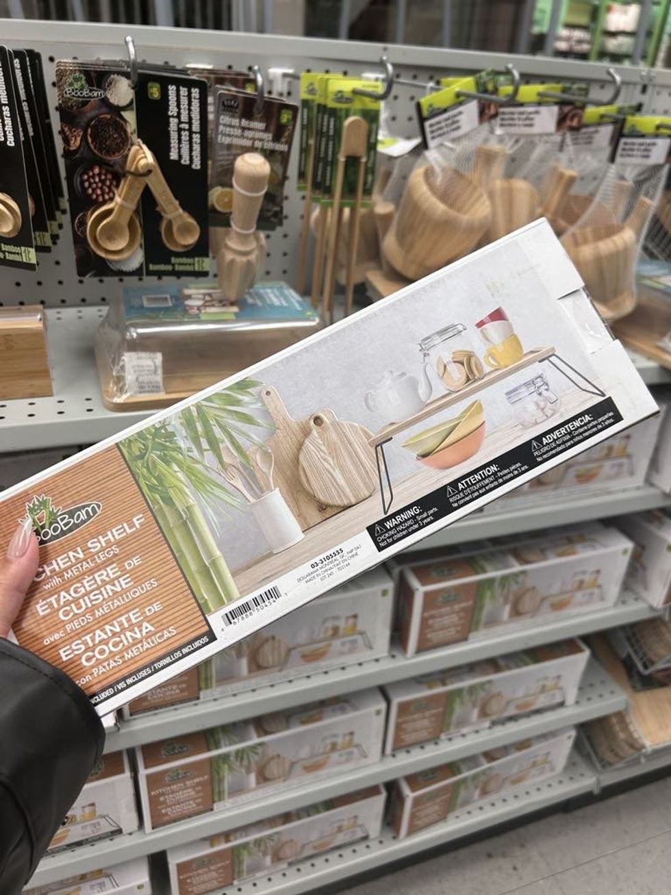 \u00c9tag\u00e8re de cuisine en bois avec pieds m\u00e9talliques.