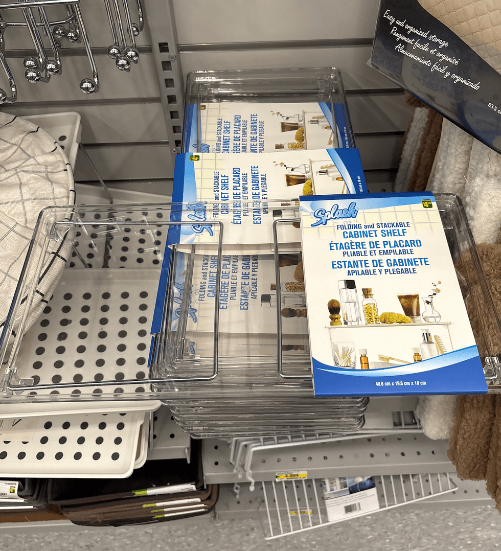 \u00c9tag\u00e8re de placard pliable et empilable sur les tablettes du Dollarama.