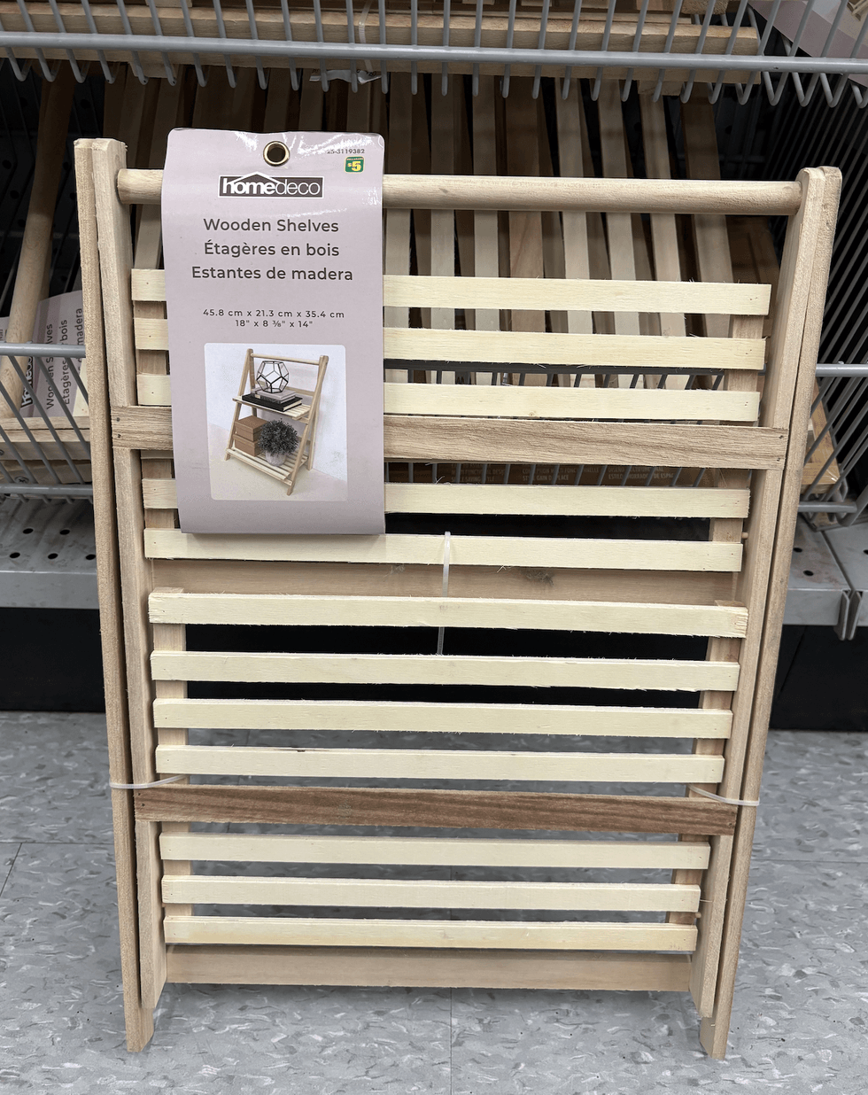 \u00c9tag\u00e8re en bois sur le plancher du Dollarama.