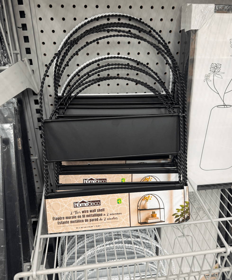 \u00c9tag\u00e8re murale en fil m\u00e9tallique torsad\u00e9 \u00e0 deux niveaux, de forme arqu\u00e9e vendue 5 $ chez Dollarama.