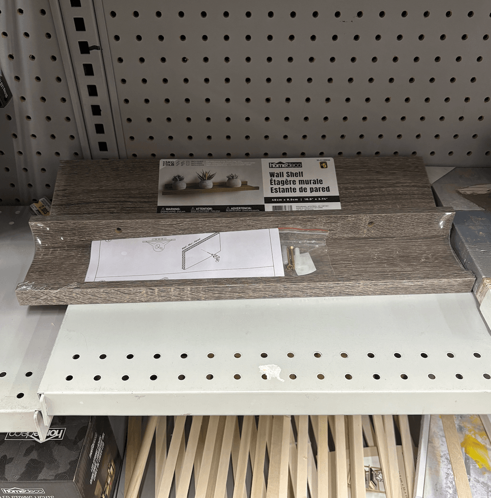 \u00c9tag\u00e8re murale style bois sur les tablettes du Dollarama.