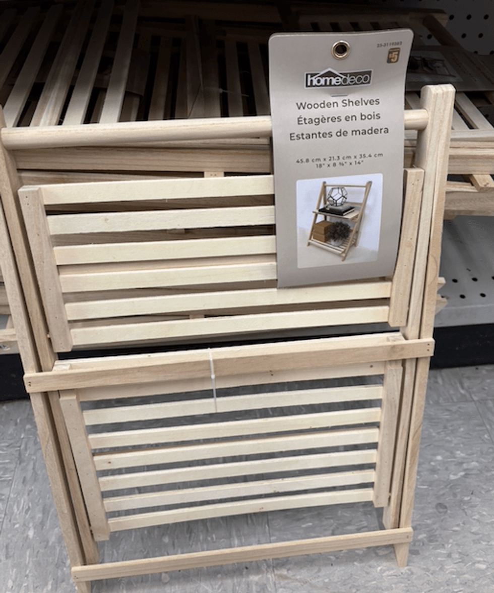 \u00c9tag\u00e8re pliante en bois \u00e0 deux tablettes.