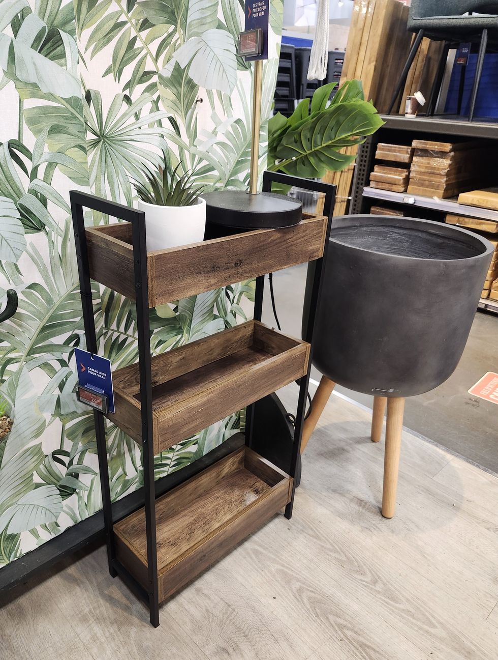 \u00c9tag\u00e8re \u00e0 trois tablettes.