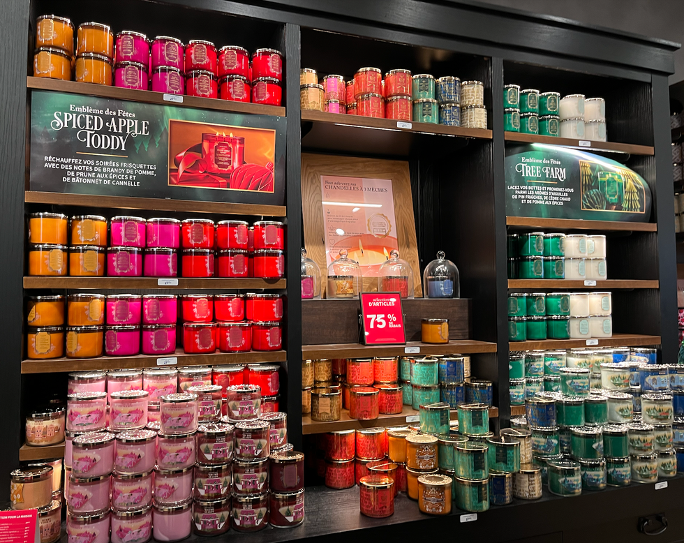 \u00c9tag\u00e8res du Bath & Body Works bien remplies de chandelles \u00e0 trois m\u00e8ches.
