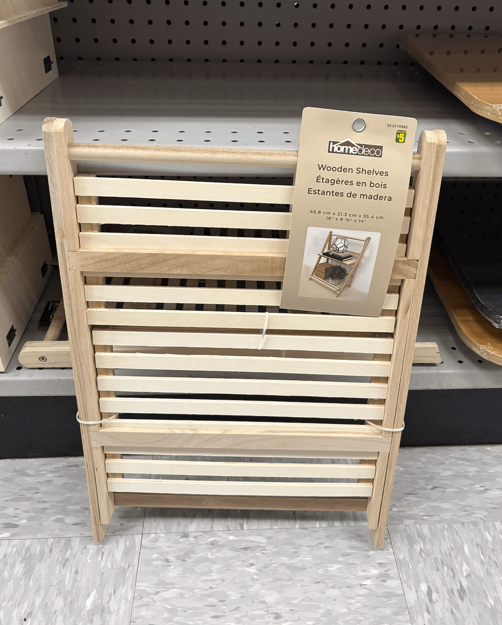 \u00c9tag\u00e8res en bois sur le sol du Dollarama.