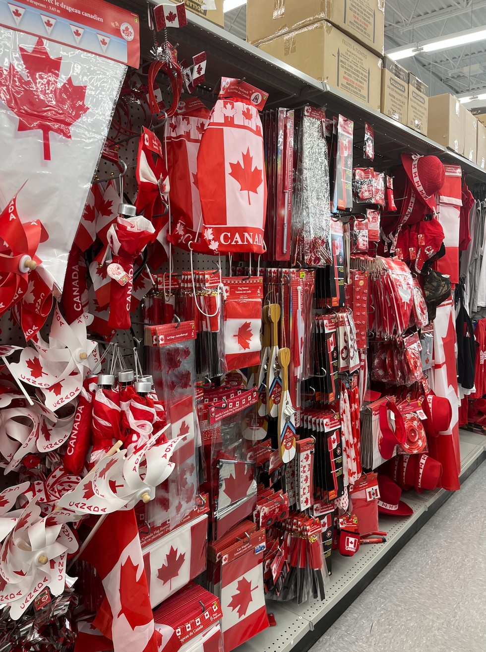 \u00c9talage de la f\u00eate du Canada au Dollarama.