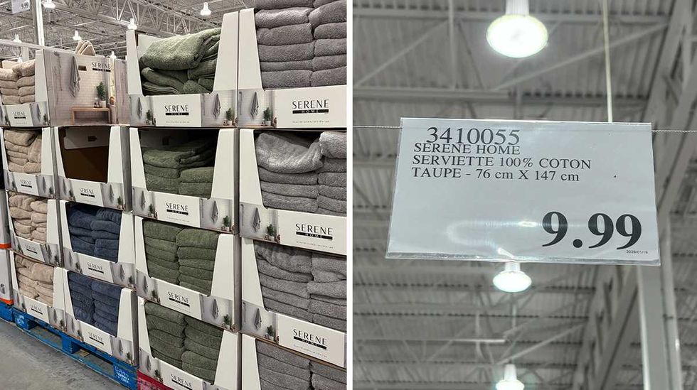 \u00c9talage de serviettes 100% coton Serene Home au Costco. Droite : \u00c9tiquette de prix Costco pour les serviettes Serene Home.