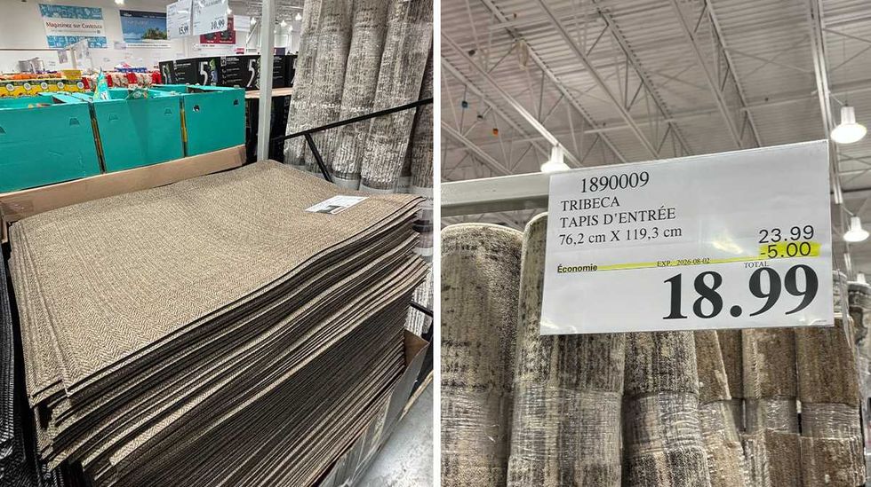 \u00c9talage de tapis d'entr\u00e9e au Costco. Droite : \u00c9tiquette de prix Costco pour les tapis d'entr\u00e9e Tribeca.