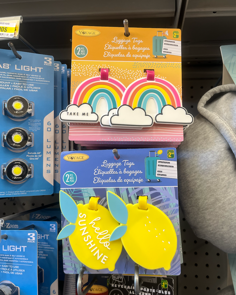 \u00c9tiquettes \u00e0 bagages en forme de citron ou d'arc-en-ciel au Dollarama.