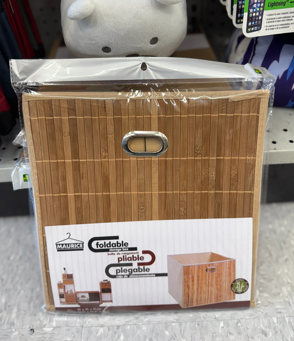 \u200b Bo\u00eete de rangement pliable brune au Dollarama.